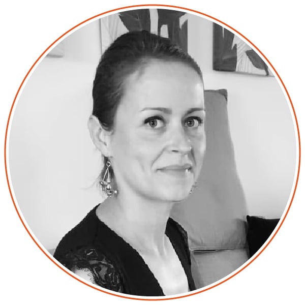 Sonia-Hocquaux-Portrait-Home-Staging-Experts-Mobile_Plan de travail 1